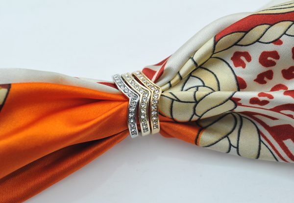 Elegantná brošňa zložená z troch prsteňov rôznej farby