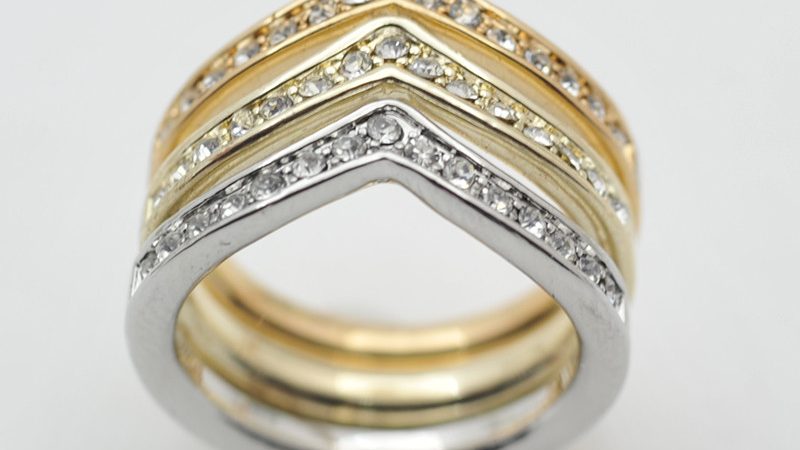 Elegantná brošňa zložená z troch prsteňov rôznej farby