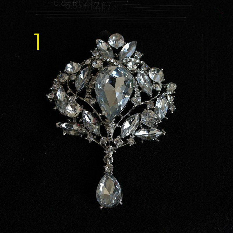 Elegantná brošňa na šaty v tvare kráľovského šperku