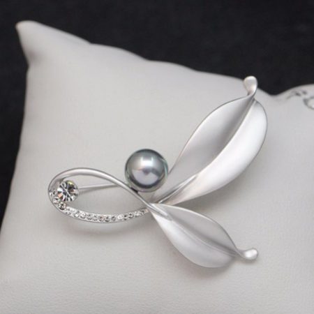Brošňa na šaty v tvare lístkov s perlou