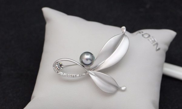 Brošňa na šaty v tvare lístkov s perlou