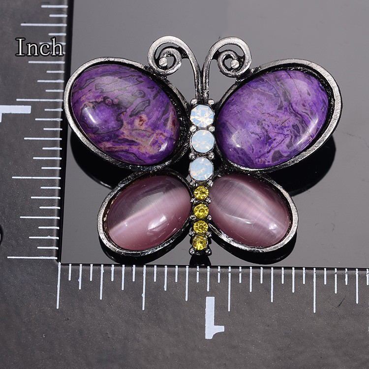 Umelecká ručne brúsená a leptaná brošňa - fialový motýľ