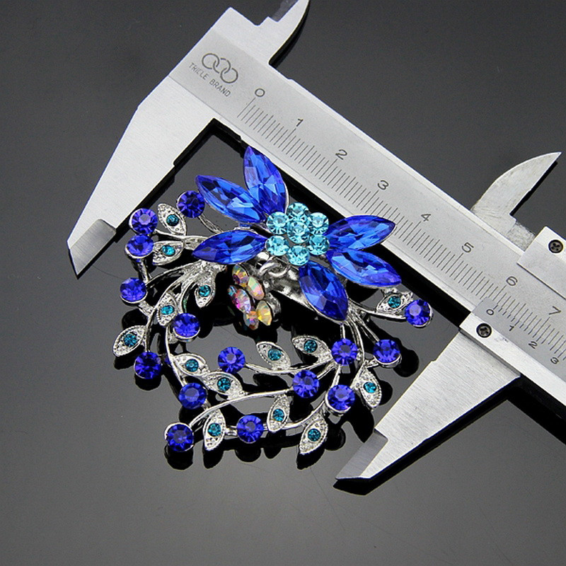 Strieborná brošňa v tvare modrej kvetiny