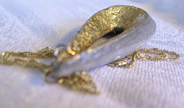 Tessie ručne vyrobený náhrdelník - Zlatý betón