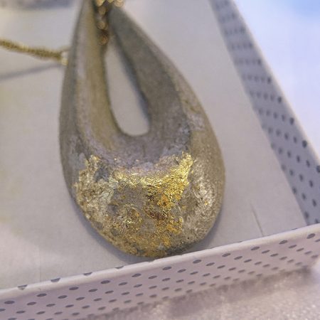 Tessie ručne vyrobený náhrdelník - Zlatá betónová slza