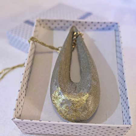 Tessie ručne vyrobený náhrdelník - Zlatá betónová slza