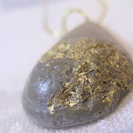 Tessie ručne vyrobený náhrdelník - Zlatá betónová kvapka