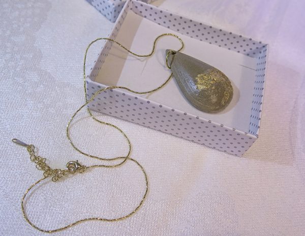 Tessie ručne vyrobený náhrdelník - Zlatá betónová kvapka