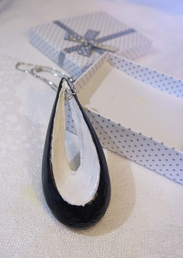 Ručne vyrobený náhrdelník Tessie - black & white