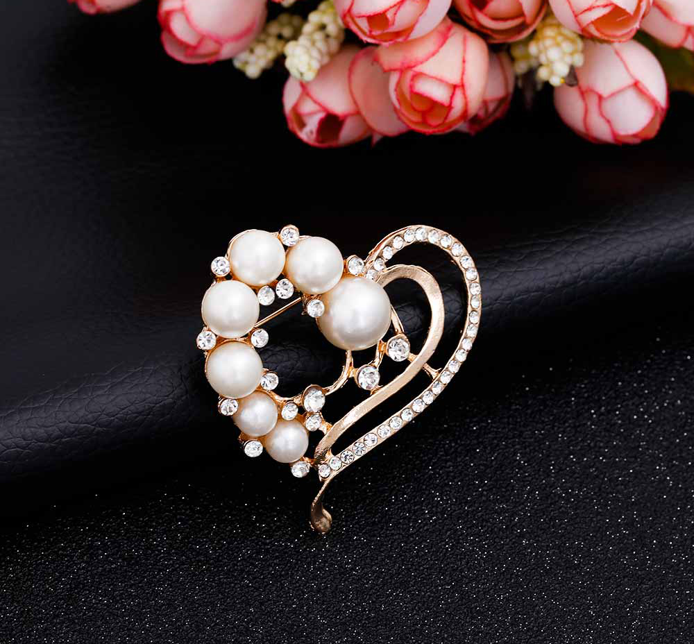 Prepracovaná brošňa v tvare srdca s perlami a kryštálmi