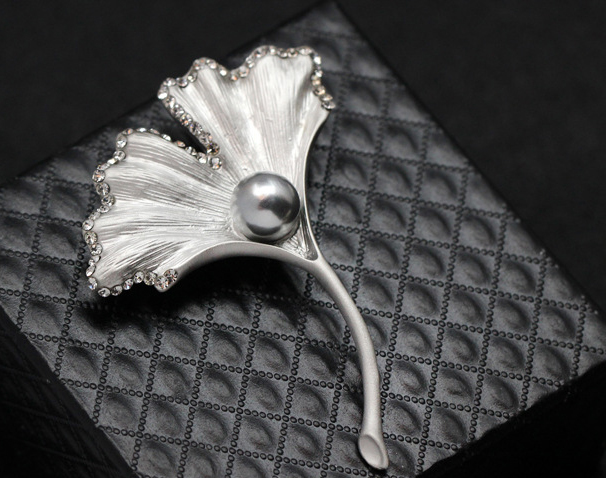 Prepracovaná brošňa v tvare kvetiny s perlou