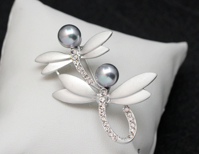 Prepracovaná brošňa v tvare vážok s perlami