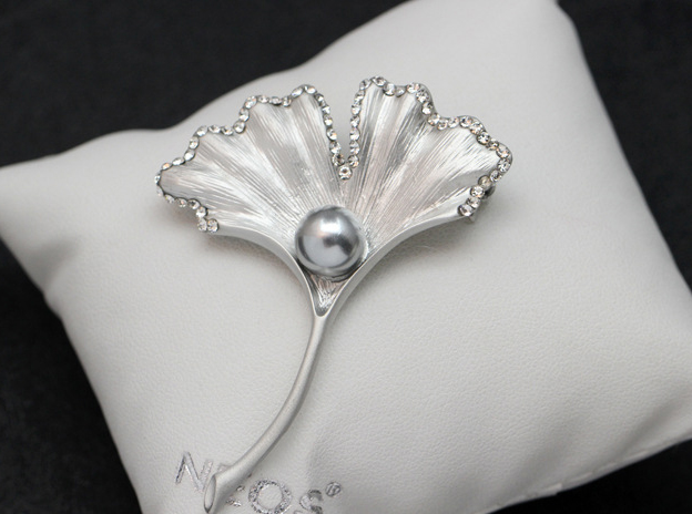 Prepracovaná brošňa v tvare kvetiny s perlou