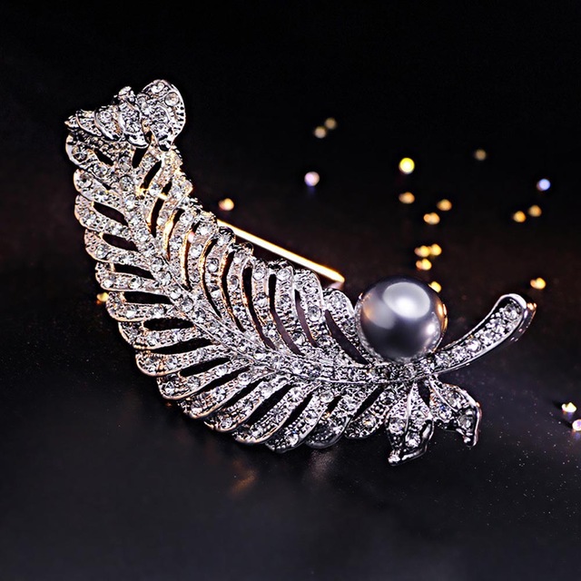 Luxusná brošňa s perlou a kryštálikmi v tvare pierka