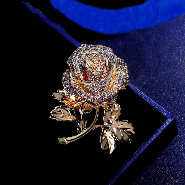 Prepracovaná zlatá brošňa v tvare ruže