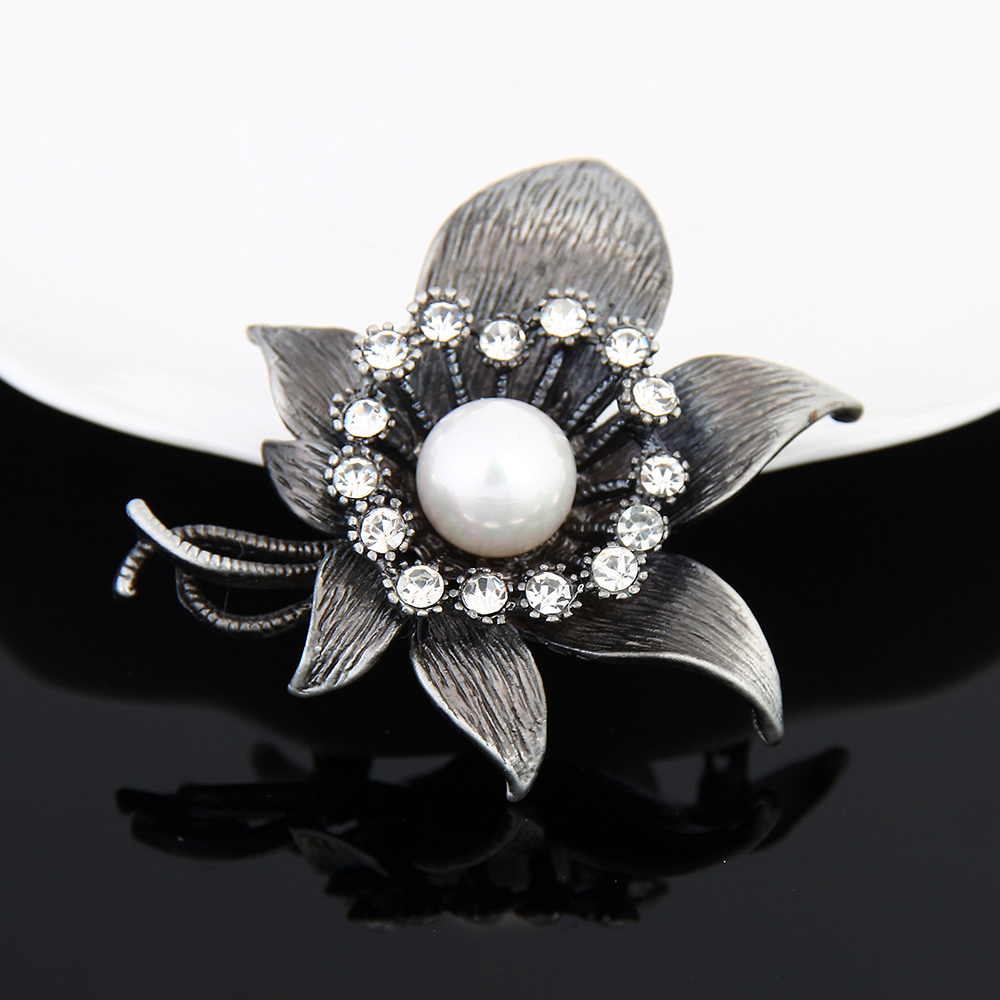 Strieborná brošňa s perlou vo vintage štýle