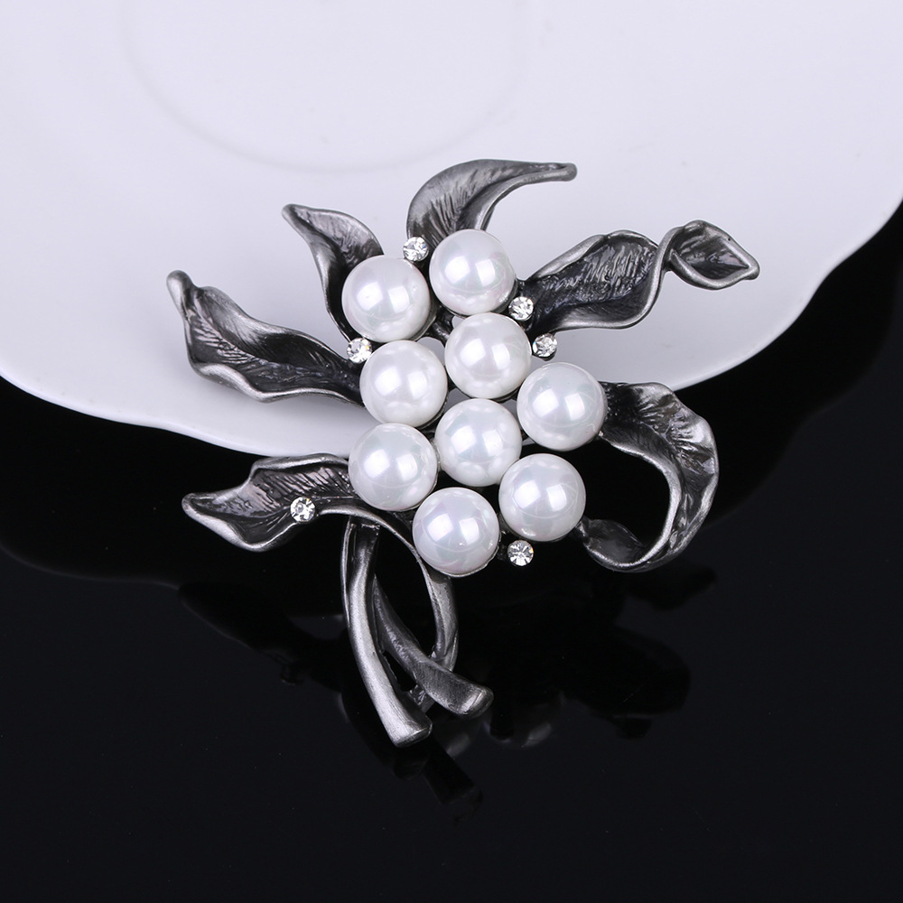 Unikátna Luxusná brošňa v tvare kvetiny s perlami