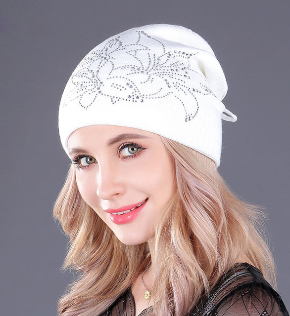 Moderná dámska čiapka z bavlny a vlny s kvietkami