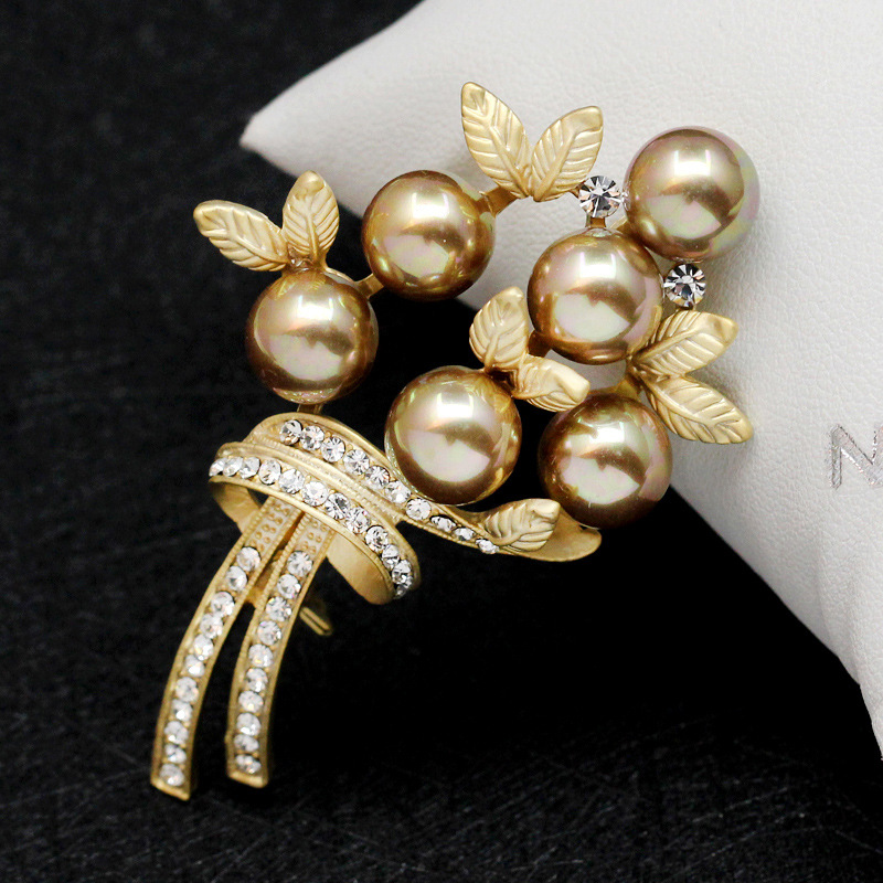 Elegantná brošňa v tvare perlovej kytice s kryštálikmi