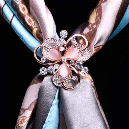 Elegantný trojprstenec v tvare kvetu s kryštálikmi