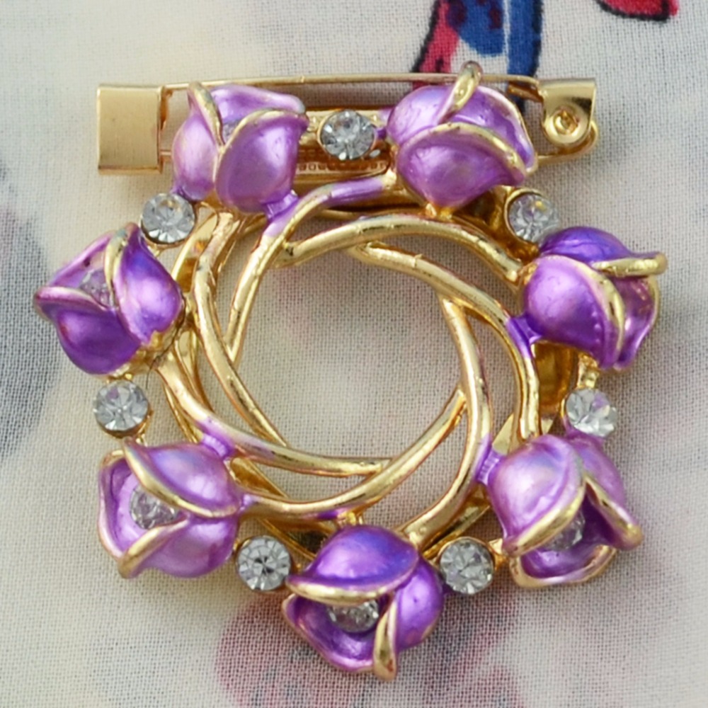 Elegantná brošňa v tvare kruhu s kryštálikmi a fialovými kvietkami