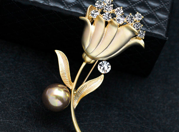 Luxusná brošňa v tvare tulipánu s kryštálikmi a perlou v dvoch rôznych farbách
