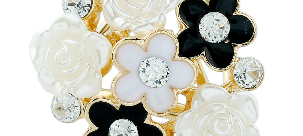 Luxusný trojprstenec v tvare kytice v čierno-bielej farbe s kryštálikmi