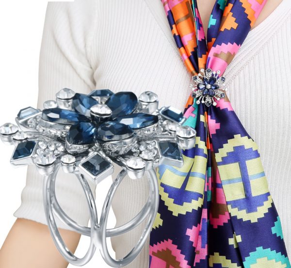 Elegantný trojprstenec v tvare kvetu a s kryštálikmi v strieborno-modrej farbe