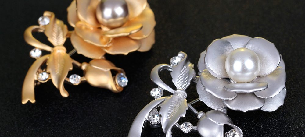Luxusná brošňa v tvare ruže s perlou a kryštálikmi v dvoch rôznych farbách