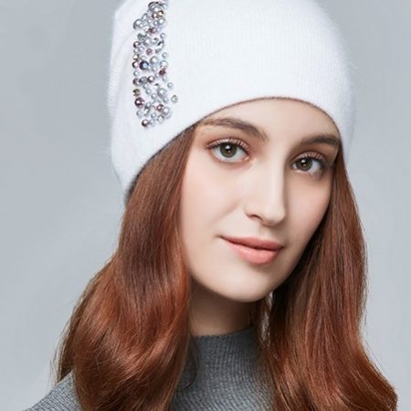 Kvalitná dámska vlnená čiapka s kryštálikmi vo viacerých farbách