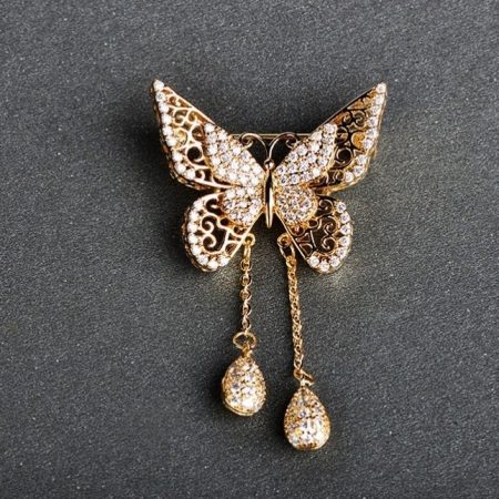 Luxusná brošňa v tvare zlatého motýľa s drobnými kryštálikmi
