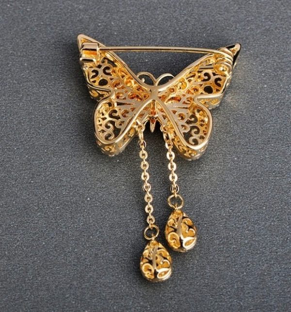 Luxusná brošňa v tvare zlatého motýľa s drobnými kryštálikmi