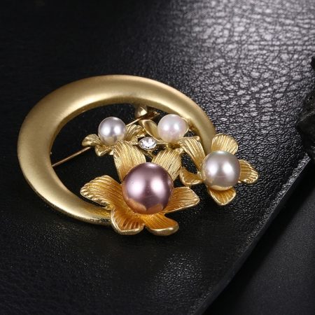 Luxusná brošňa s prepracovanými kvetinami s perlami