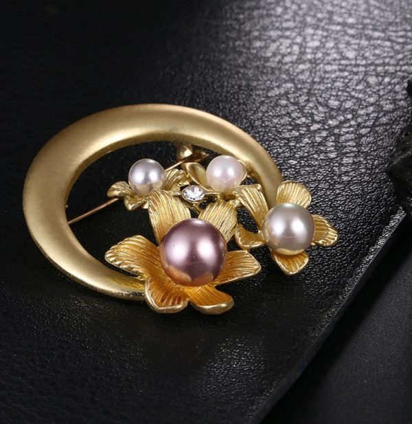 Luxusná brošňa s prepracovanými kvetinami s perlami