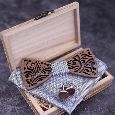 Reliéfny drevený set s krabičkou - drevený motýlik + vreckovka + manžety