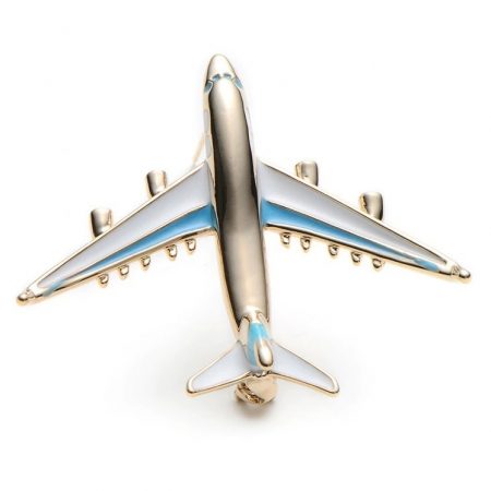 Luxusná smaltovaná brošňa v tvare dopravného lietadla