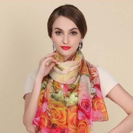 Veľký elegantný šál zo 100% hodvábu sa farebnými kvetinami