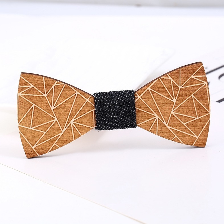 Luxusný drevený motýlik so reliéfnym vzorom s geometrickými tvarmi