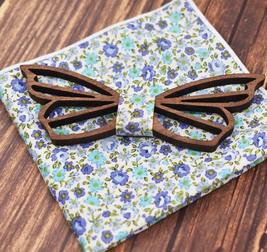 Prepracovaný drevený motýlik vyrezávaný do tvaru motýľa s vreckovkou