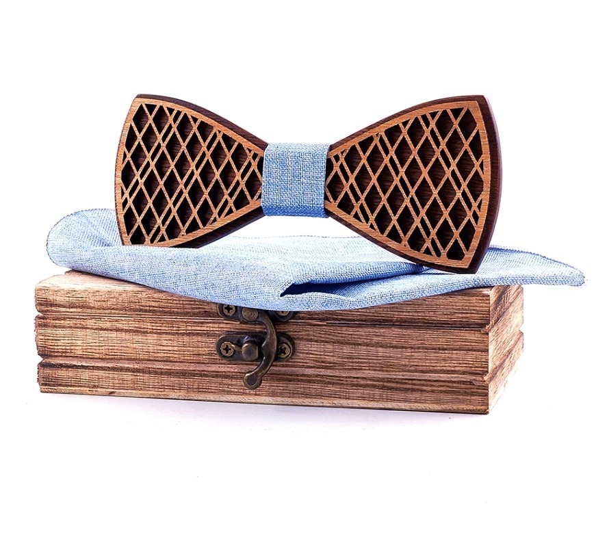 Prepracovaný drevený motýlik z dvoch farieb dreva s vreckovkou