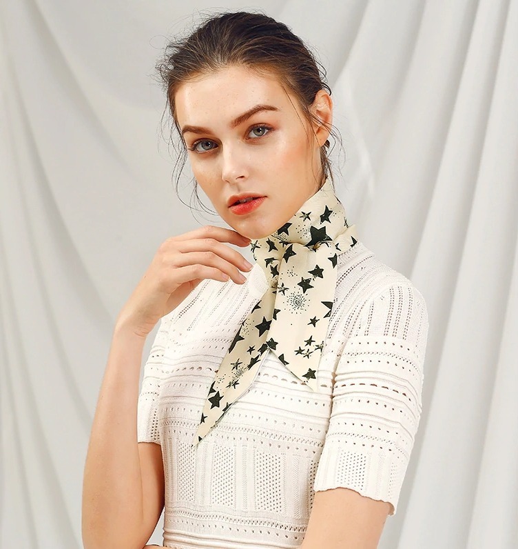 Malý šál zo 100% hodvábu s luxusným vzorom - formát 116x6 cm
