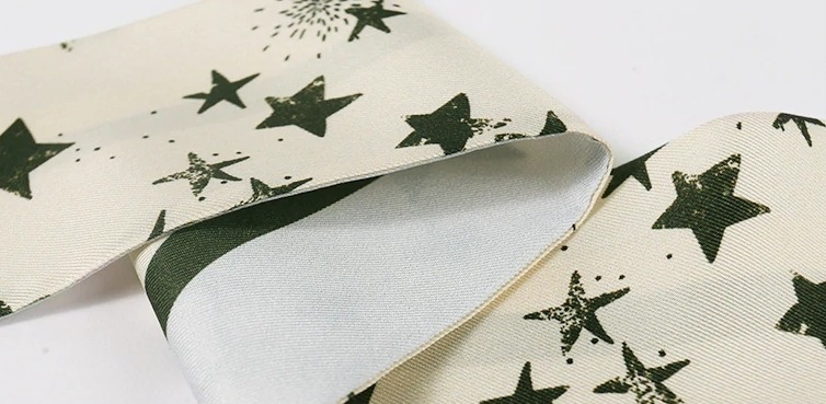 Malý šál zo 100% hodvábu s luxusným vzorom - formát 116x6 cm