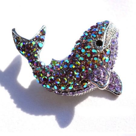Luxusná brošňa na šaty v tvare veľryby z malých kryštálikov