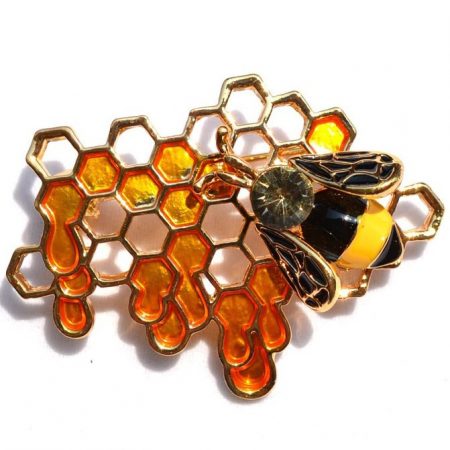 Prepracovaná brošňa v tvare včielky na medovom plaste
