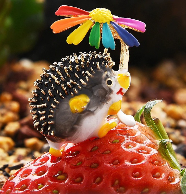 Roztomilá brošňa v podobe ježka s farebným slnečníkom