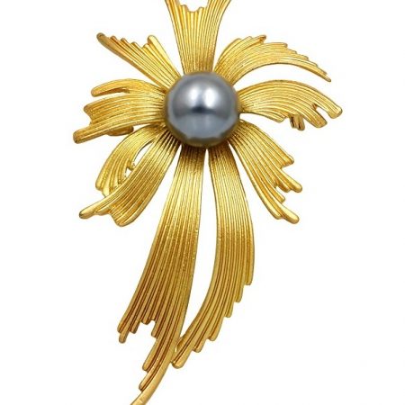 Štýlová brošňa s perlou v podobe dizajnovej mašle v zlatej farbe