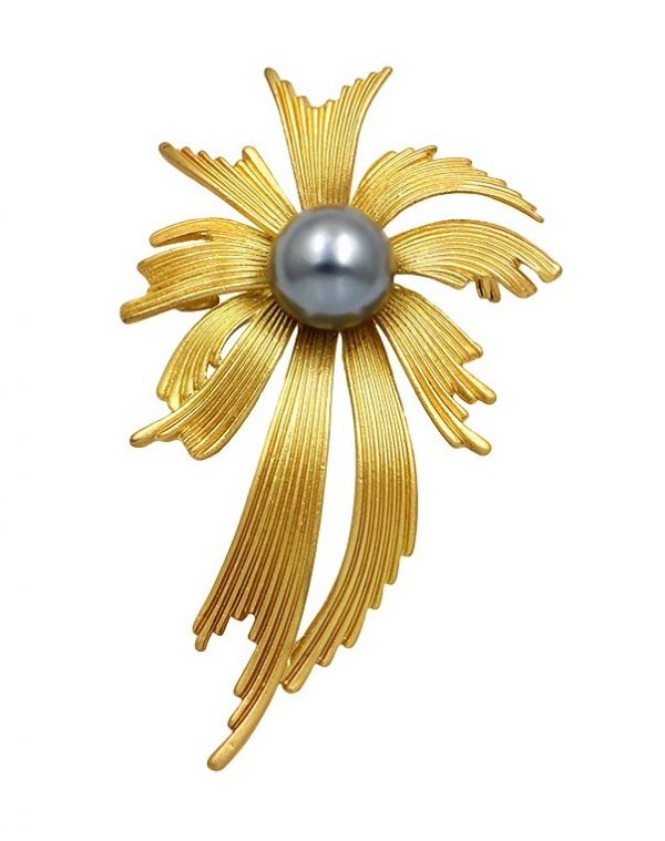 Štýlová brošňa s perlou v podobe dizajnovej mašle v zlatej farbe