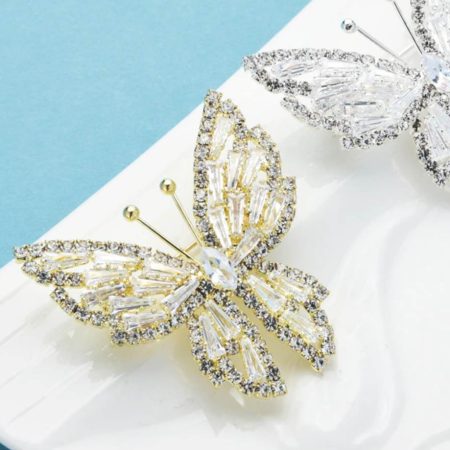 Prepracovaná brošňa na šaty v tvare motýľa s kryštálikmi