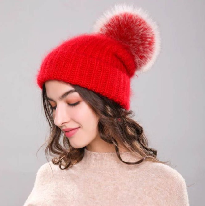Dámska pletená čiapka v červenej farbe s odoberateľným brmbolcom