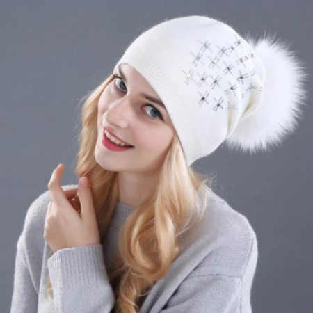 Kvalitná dámska čiapka v bielej farbe s kryštálikmi a brmbolcom